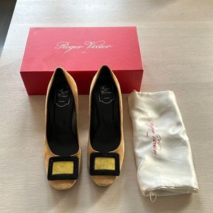 Roger Vivier - Yellow Suede Pumps. Size 39.5.